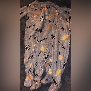 Twins matching Halloween night outfit.